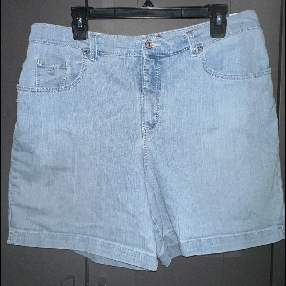 Gloria Vanderbilt Vintage Light Wash Shorts